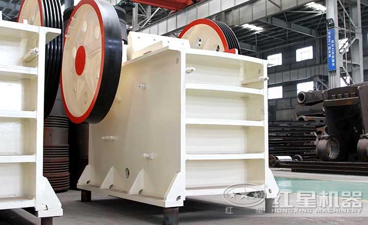 普通鄂式破碎機，性價比高，飛輪設計運行穩定