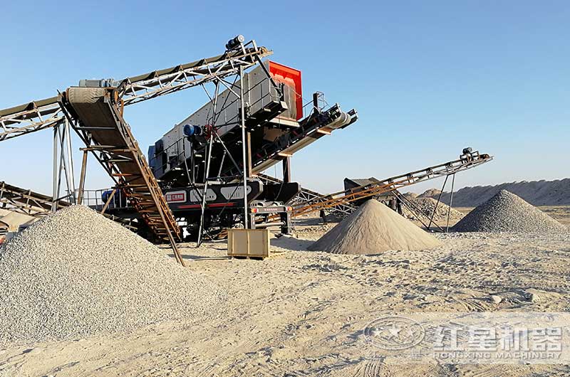 鵝卵石移動(dòng)破碎站工作現(xiàn)場圖 鵝卵石移動(dòng)破碎站工作現(xiàn)場圖