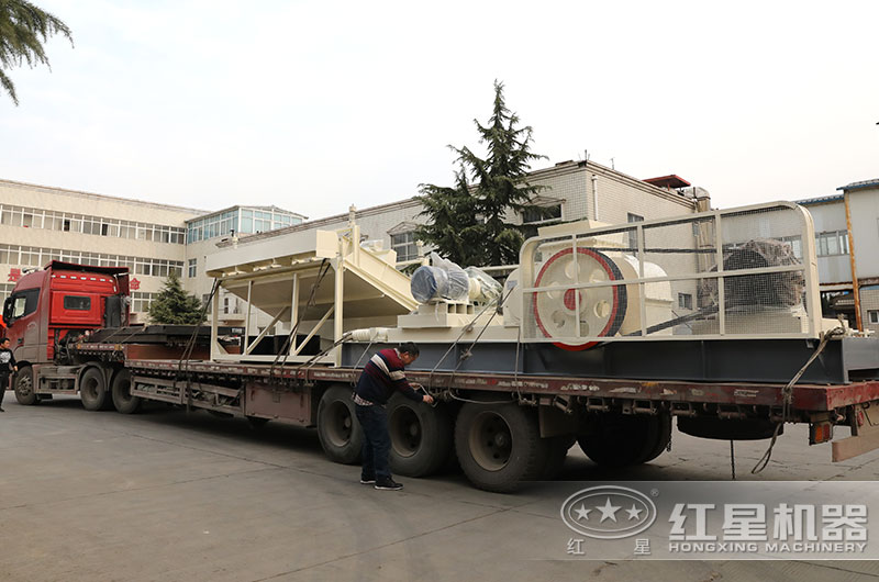 對輥破碎機發(fā)往客戶現場
