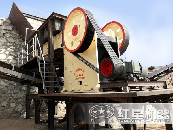 破碎機(jī)工作現(xiàn)場圖片