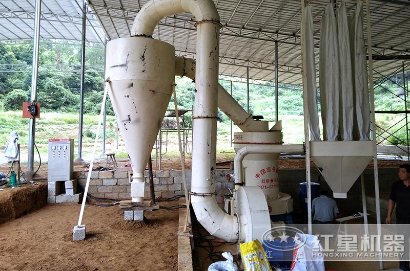 鋁礬土微粉磨粉機生產(chǎn)現(xiàn)場圖片 鋁礬土微粉磨粉機生產(chǎn)現(xiàn)場圖片